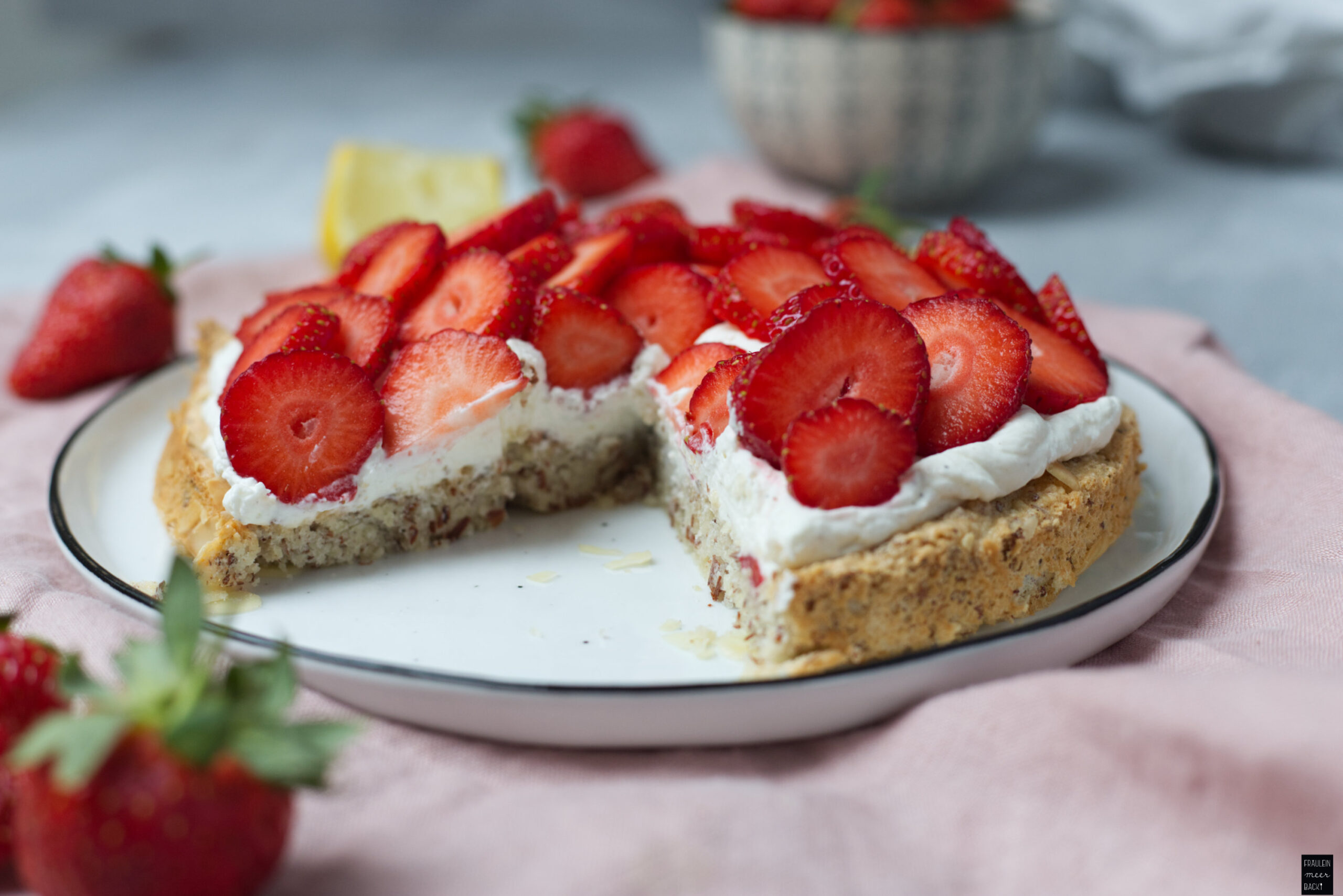 Fraeulein Meer backt Erdbeer-Mandelkuchen