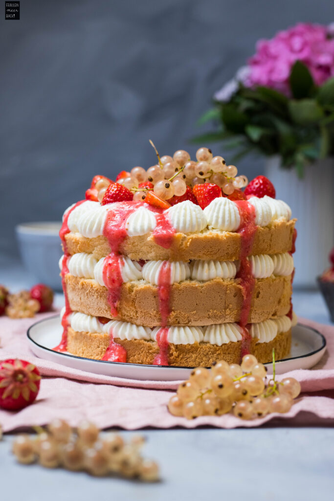 Fraeulein Meer backt Erdbeer Johannisbeer Torte