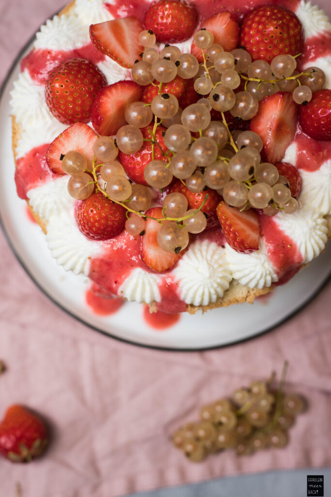 Fraeulein Meer backt Erdbeer Johannisbeer Torte