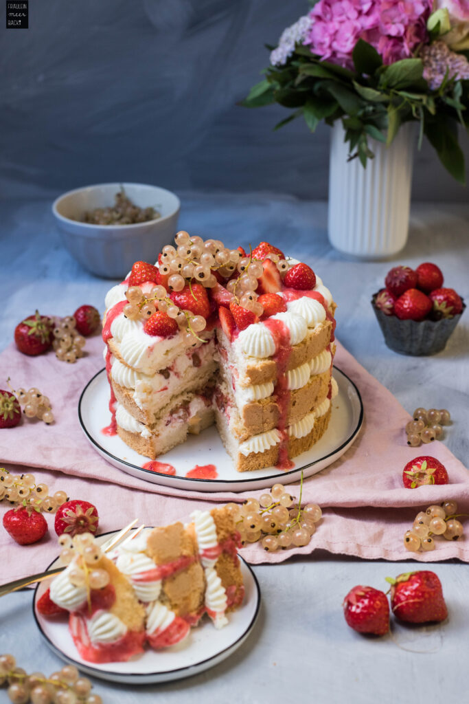 Fraeulein Meer backt Erdbeer Johannisbeer Torte