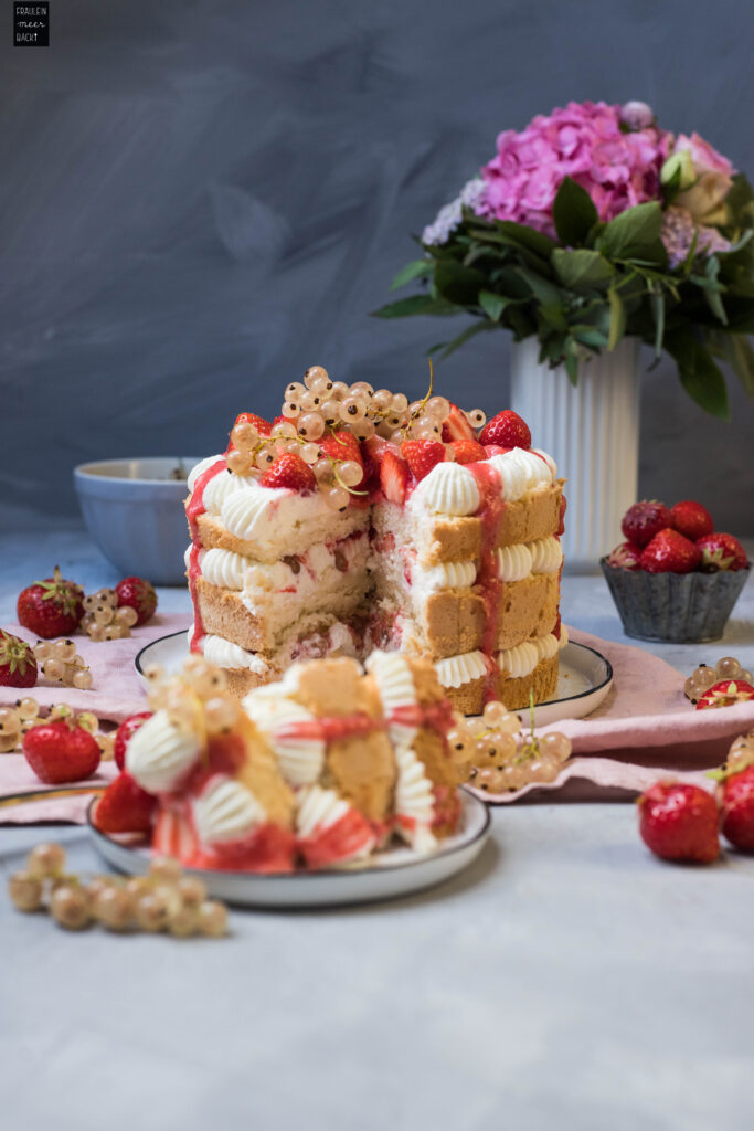 Fraeulein Meer backt Erdbeer Johannisbeer Torte