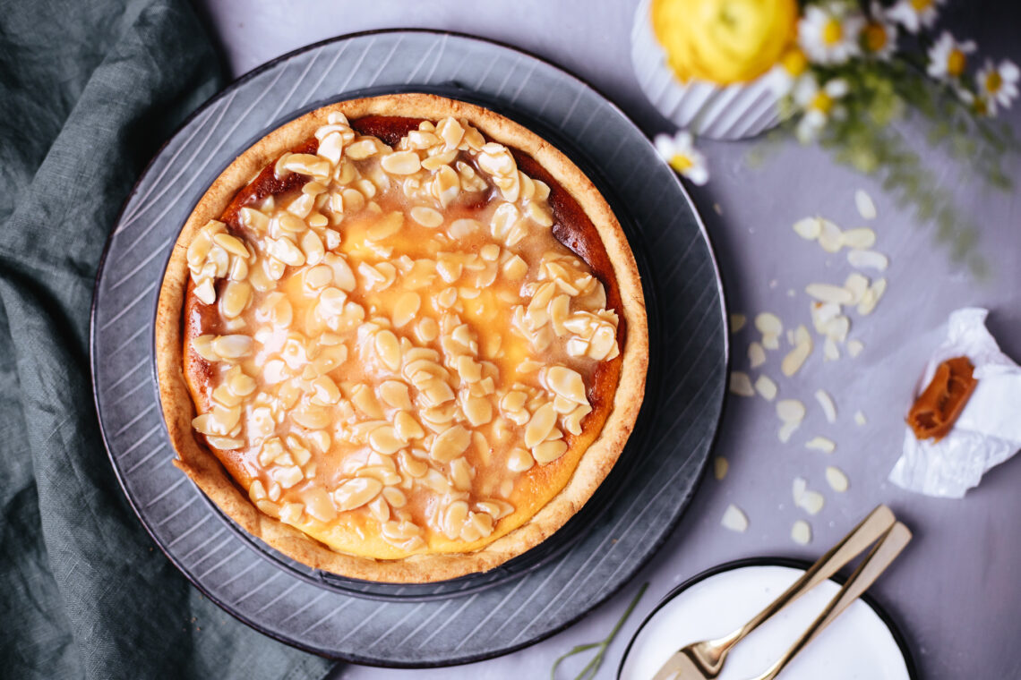 Fraeluein Meer backt Kaesekuchen mit Mandel-Karamell