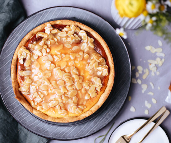 Fraeluein Meer backt Kaesekuchen mit Mandel-Karamell