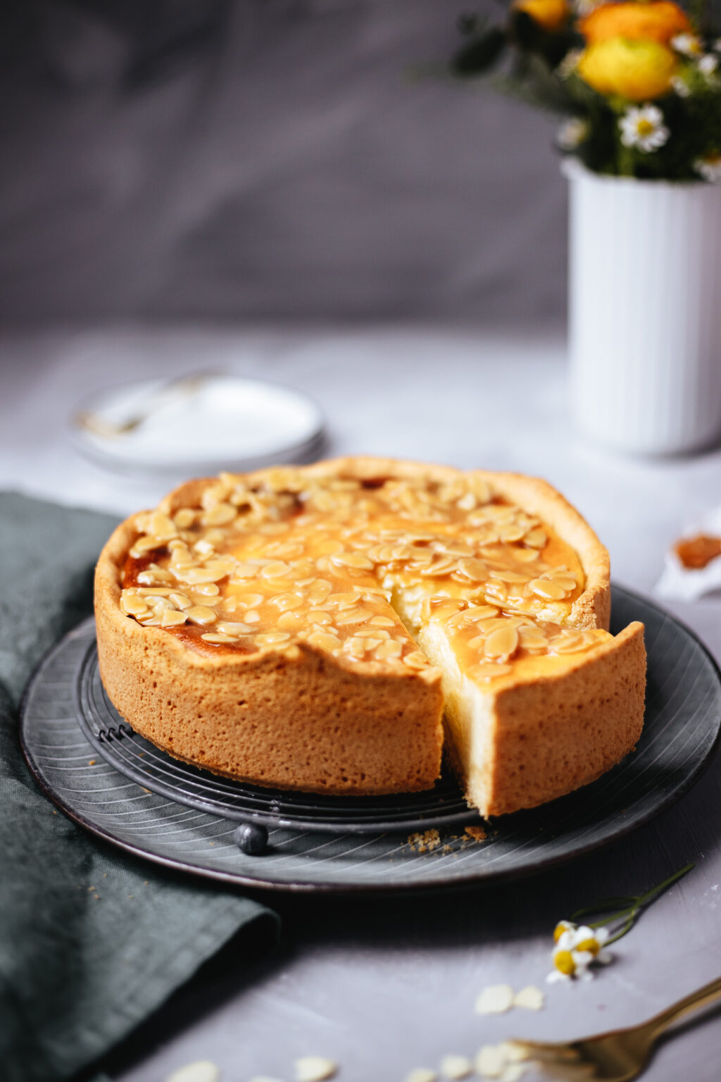 Leckerer Käsekuchen mit Mandel-Karamell - Fräulein Meer backt