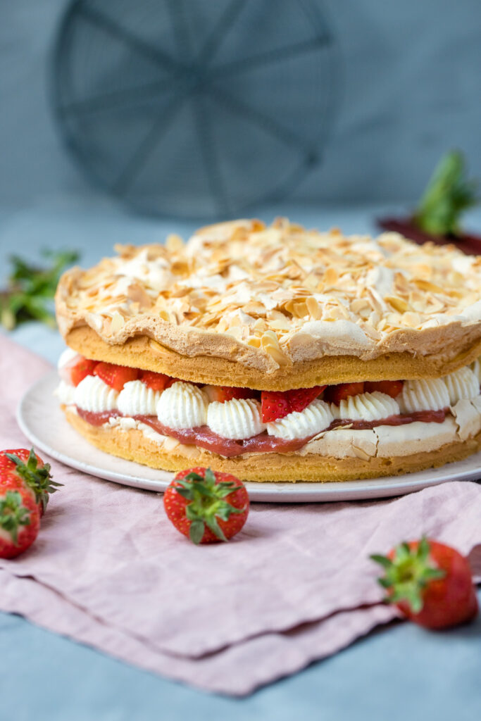 Fraeulein Meer backt Erdbeer Rhabarber Baisertorte 