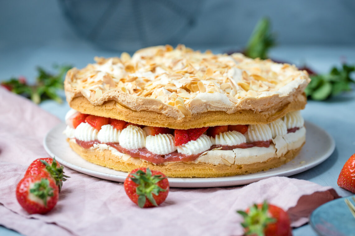 Fraeulein Meer backt Erdbeer Rhabarber Baisertorte