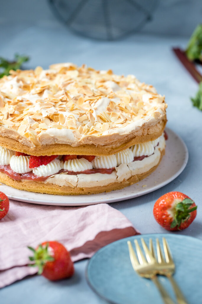 Fraeulein Meer backt Erdbeer Rhabarber Baisertorte