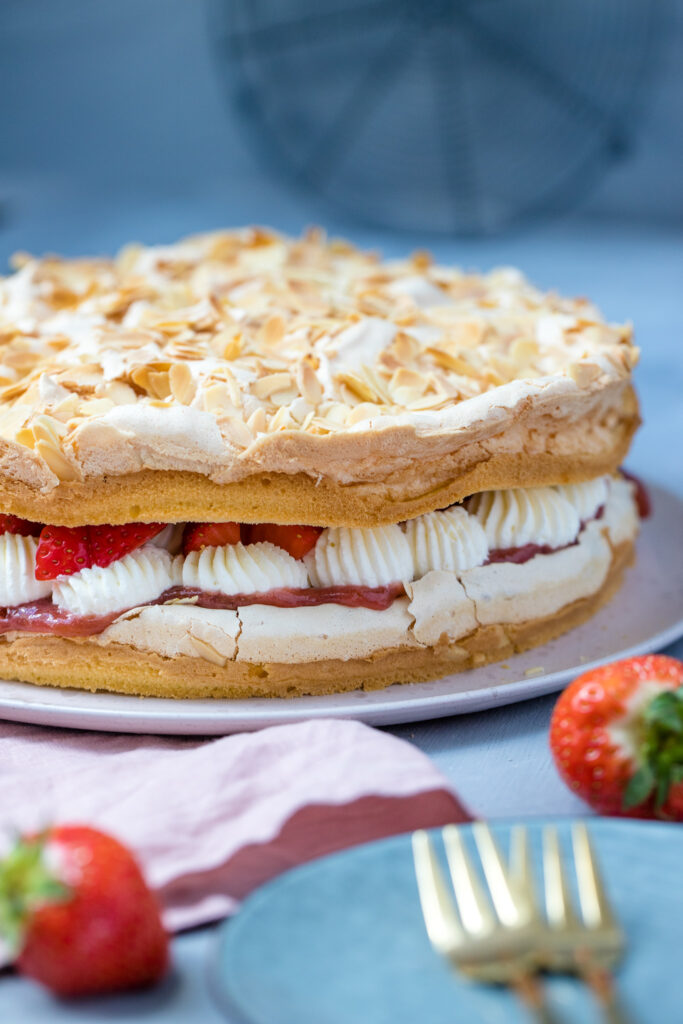 Fraeulein Meer backt Erdbeer Rhabarber Baisertorte