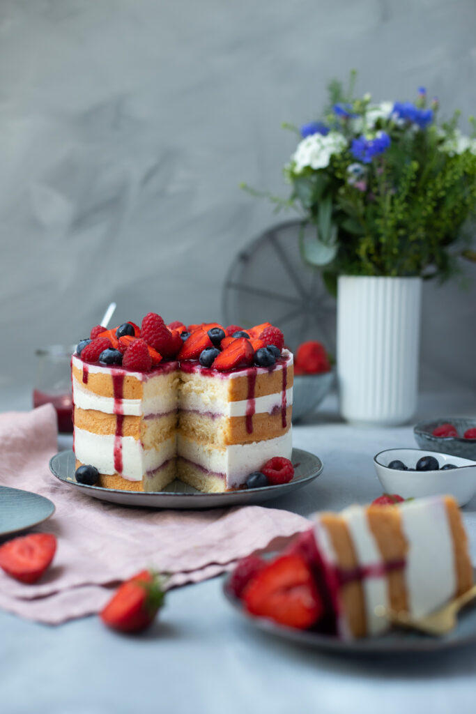 Fraeulein Meer backt Beeren-Biskuit-Torte