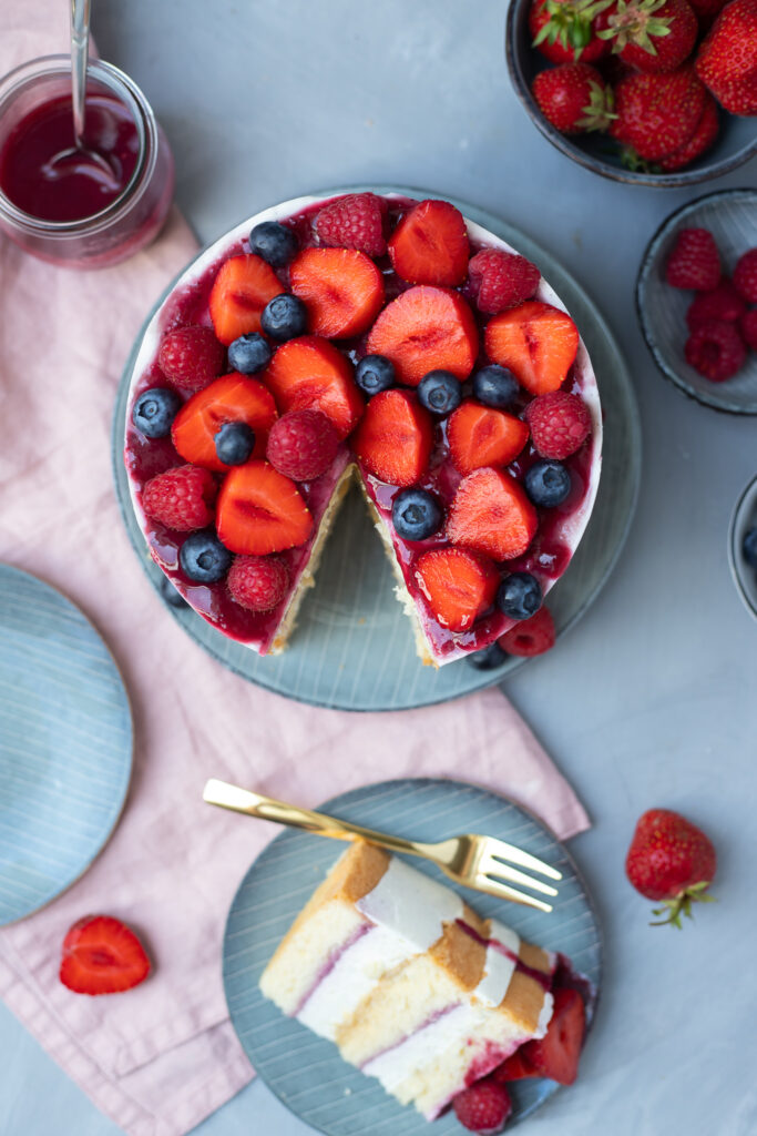 Fraeulein Meer backt Beeren-Biskuit-Torte