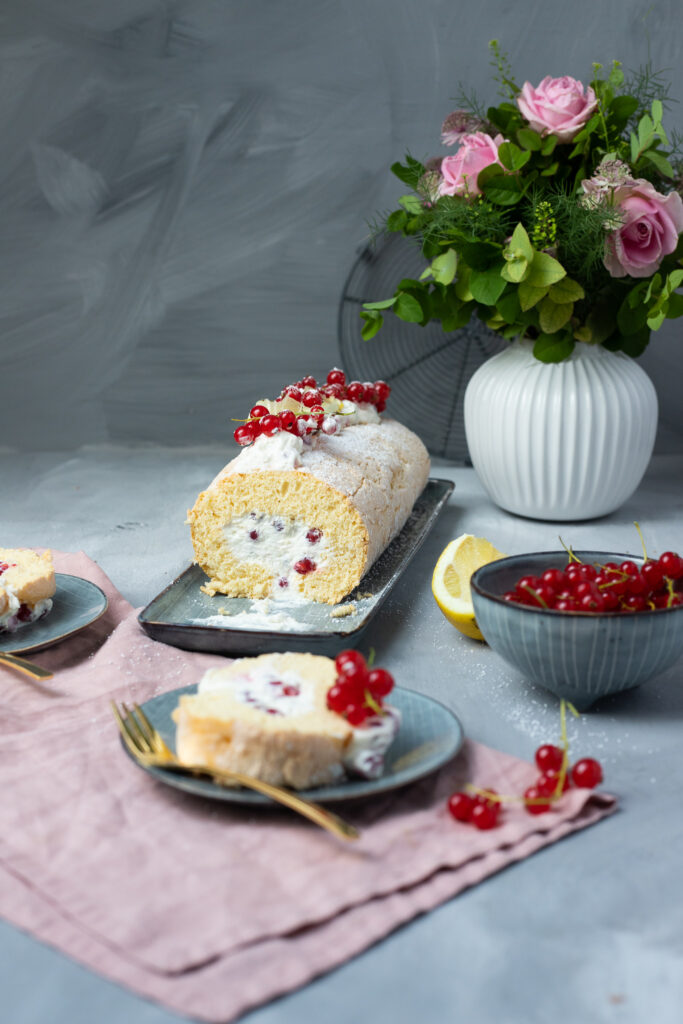 Fraeulein Meer backt Biskuitrolle mit Johannisbeeren